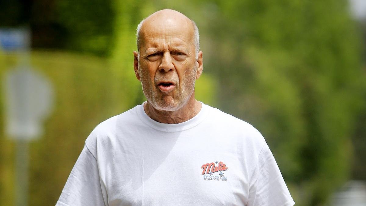 El recordado actor de la serie Mi loco oficio recibe atención las 24 horas del día, con al menos un miembro de la familia a su lado.