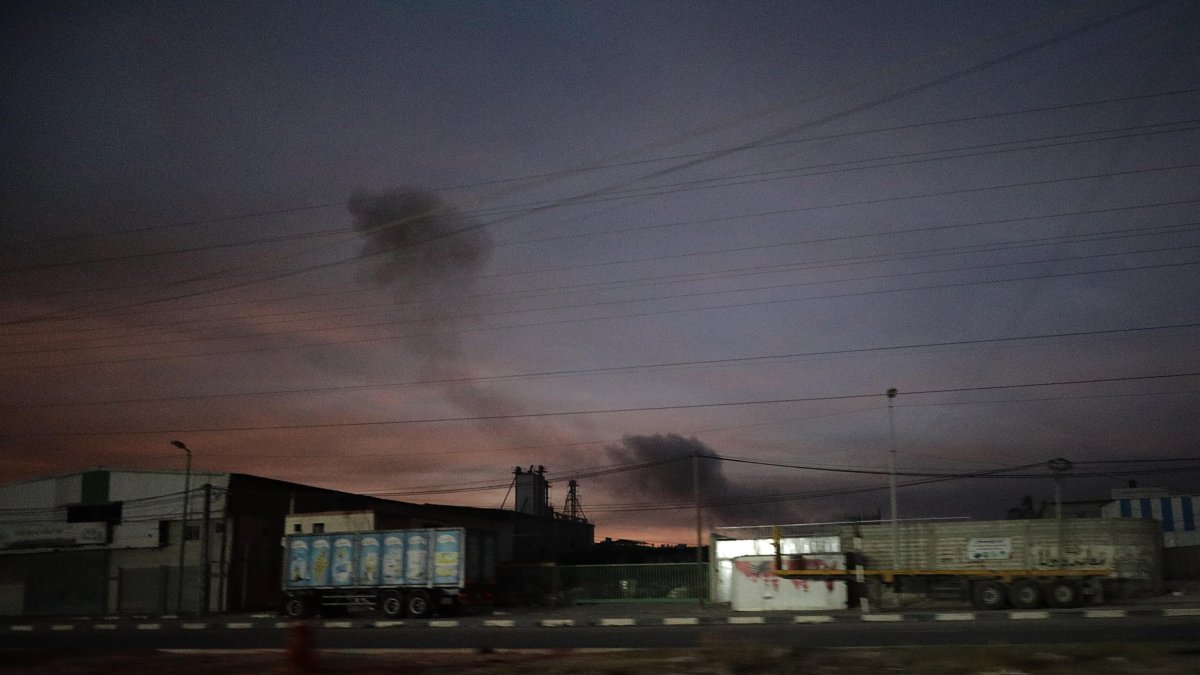 Llamas y humo se elevan desde el campo de refugiados de Al Niusairat tras los ataques aéreos israelíes en el sur de la Franja de Gaza, 10 de diciembre de 2023.