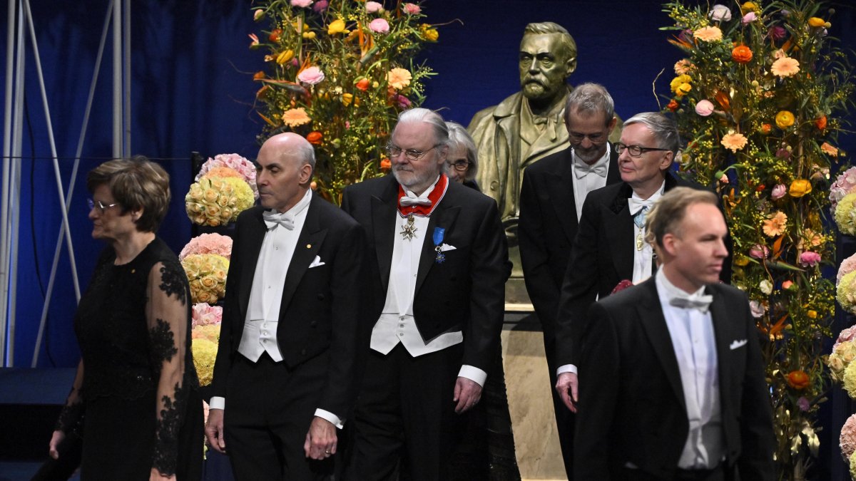 Los premios Nobel 2023 (de izquierda a derecha) en Fisiología o Medicina Katalin Kariko y Drew Weismann, Literatura Jon Fosse asisten a la ceremonia de entrega del Premio Nobel 2023.