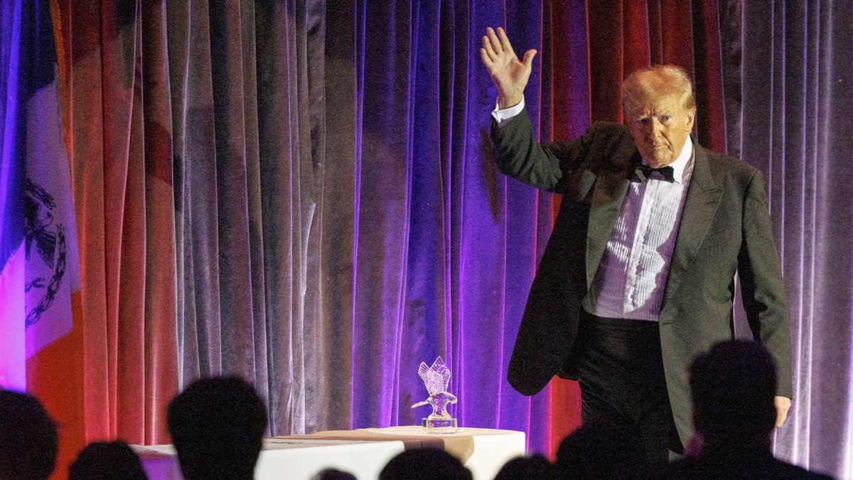 El ex Presidente de los Estados Unidos, Donald J. Trump, sale después de hablar durante la 111ª Gala de Jóvenes Republicanos de Nueva York.