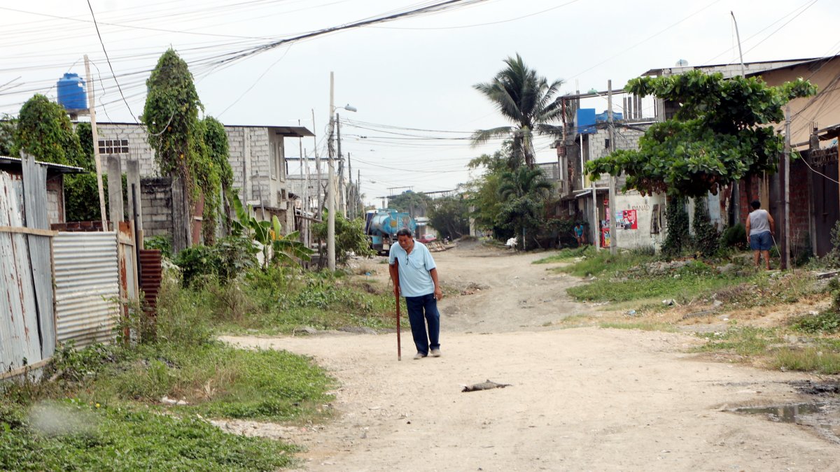 Situación. Quienes tienen alguna discapacidad sufren cuando caminan por las calles de las cooperativas El Ejército, Gregorio 1 y 2, Valparaíso, entre otras, que en verano están llenas de polvo. 