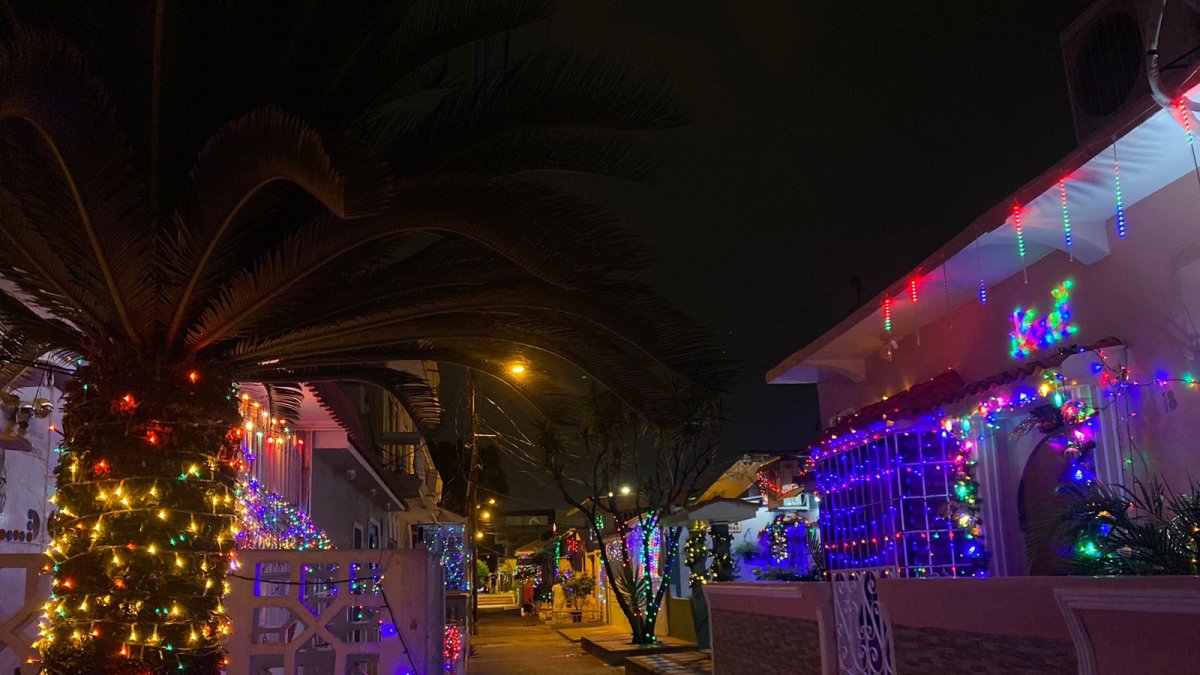 Escenario. En algunas casas o callejones enteros de la ciudad predomina el espíritu navideño. Esto, a fin de alegrarse el alma y olvidar lo malo, alegan.