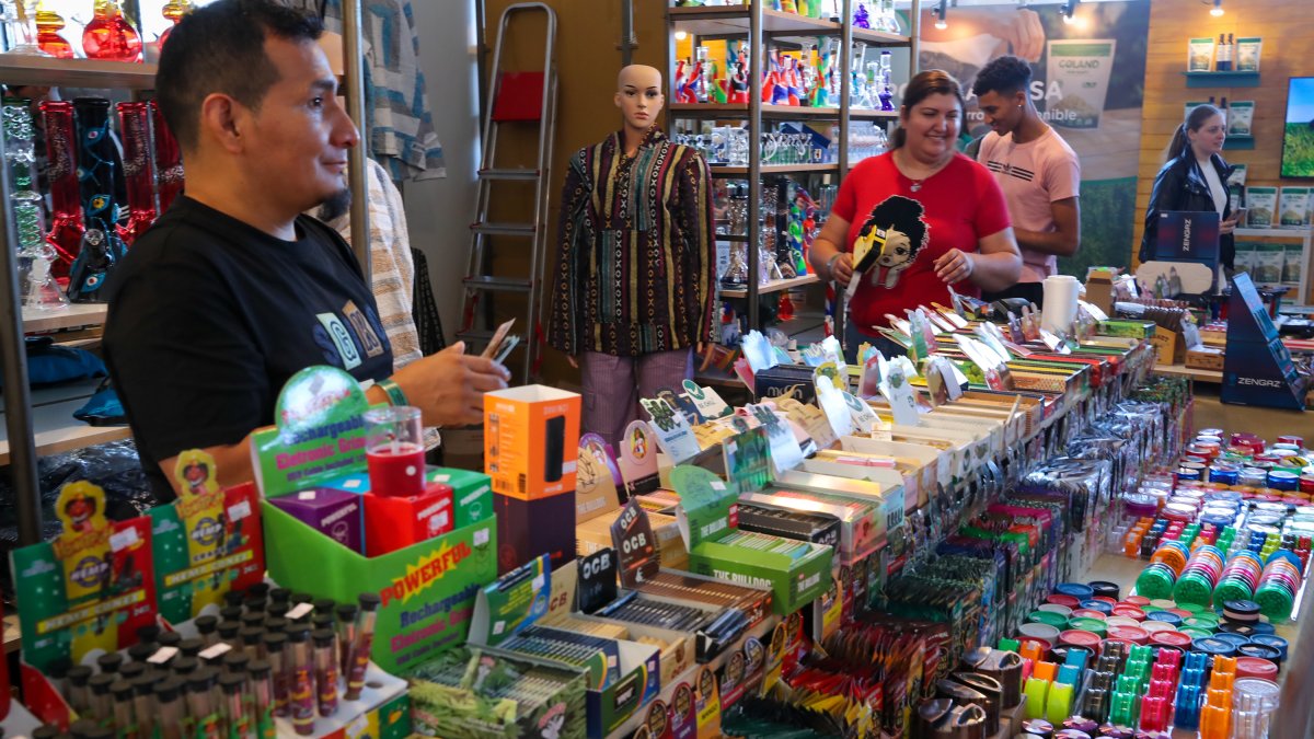 Evento.- Personas venden mercancía en la ExpoCannabis, en Montevideo (Uruguay). 