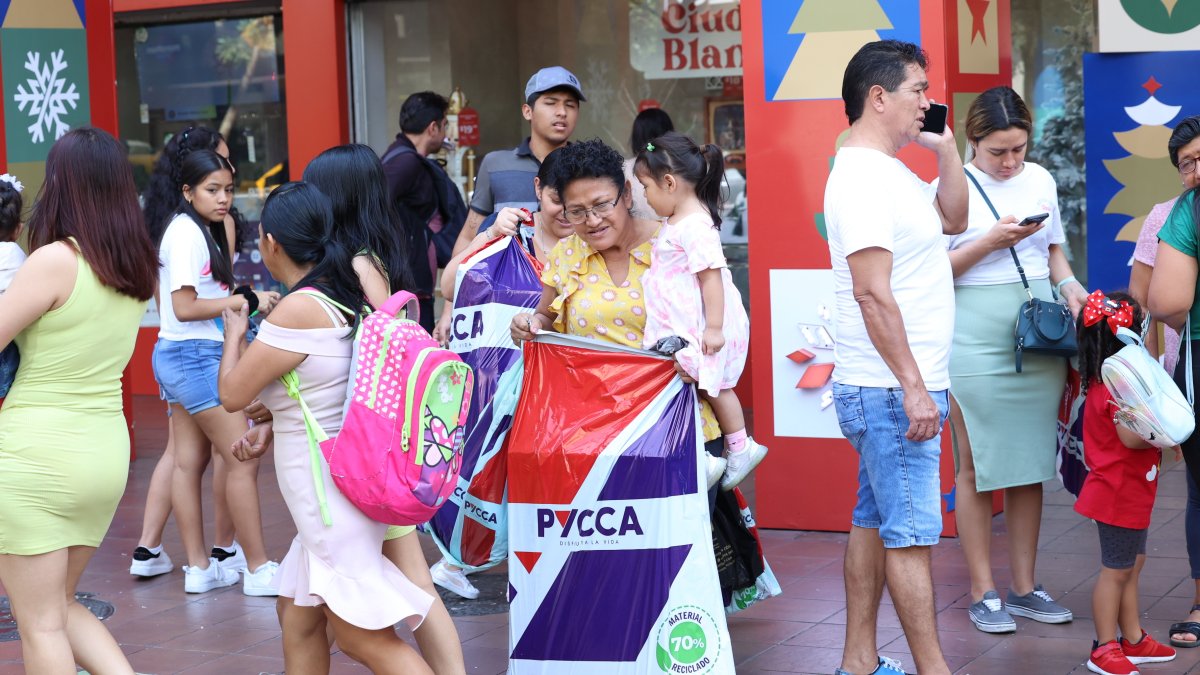 Centro. La Bahía estuvo llena de compradores el fin de semana, las tiendas con clientes, pero sin aglomeraciones extremas.