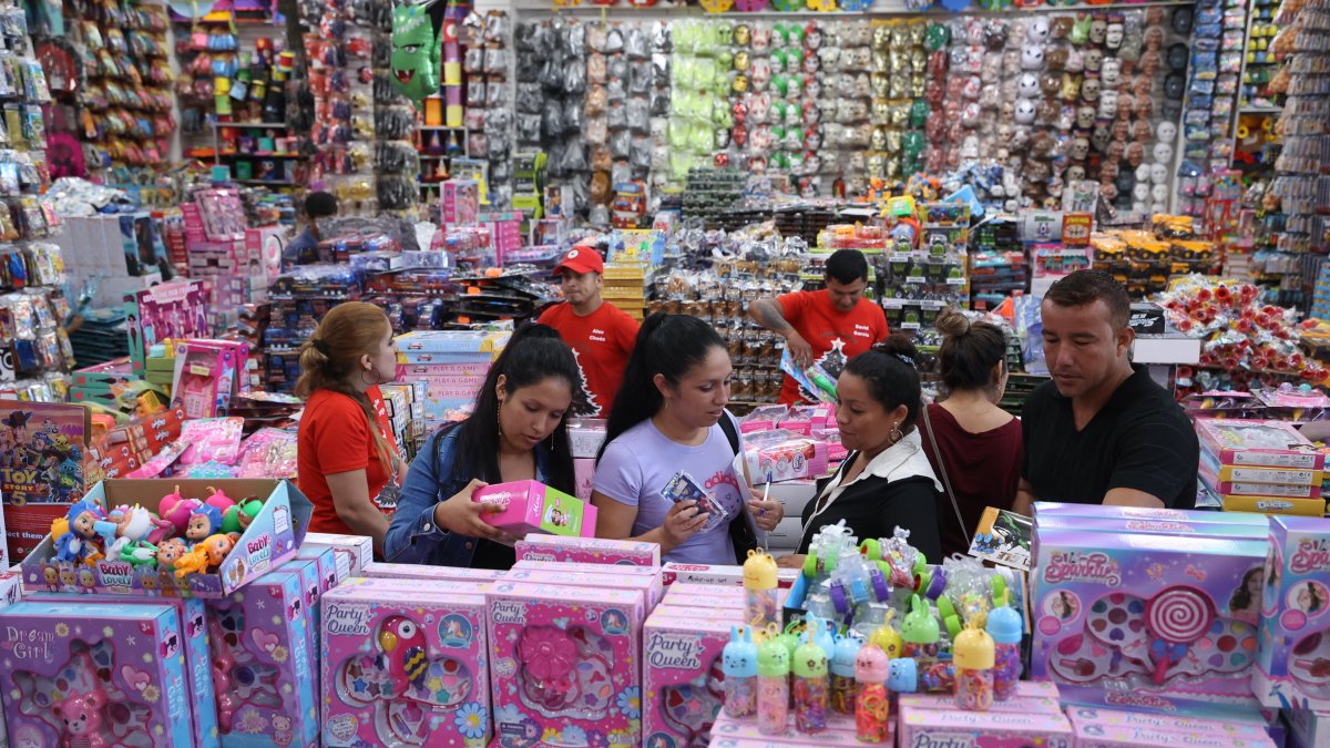 Pelucas y Postizos. En este local las fundaciones, iglesias y deportistas compran juguetes por docenas.