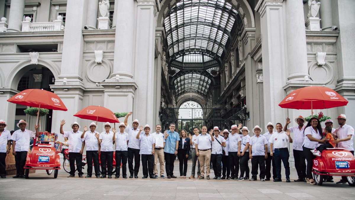 Acción. Los heladeros muestran el atuendo que van a utilizar.
