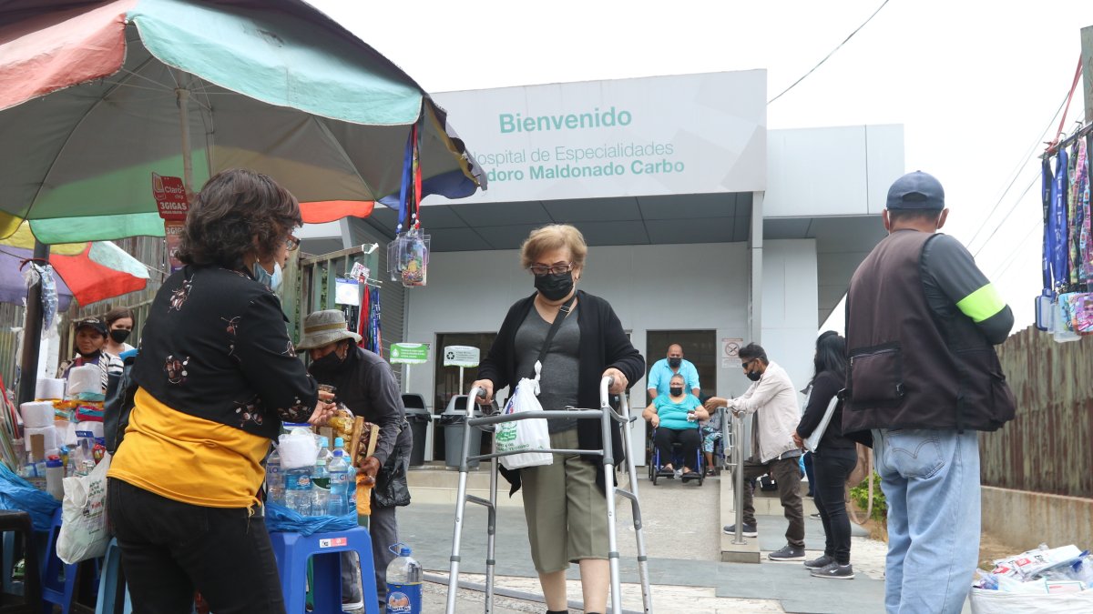 Foto referencial. Pacientes y familiares en la puerta de ingreso del Hospital Teodoro Maldonado Carbo, del IESS, en Guayaquil