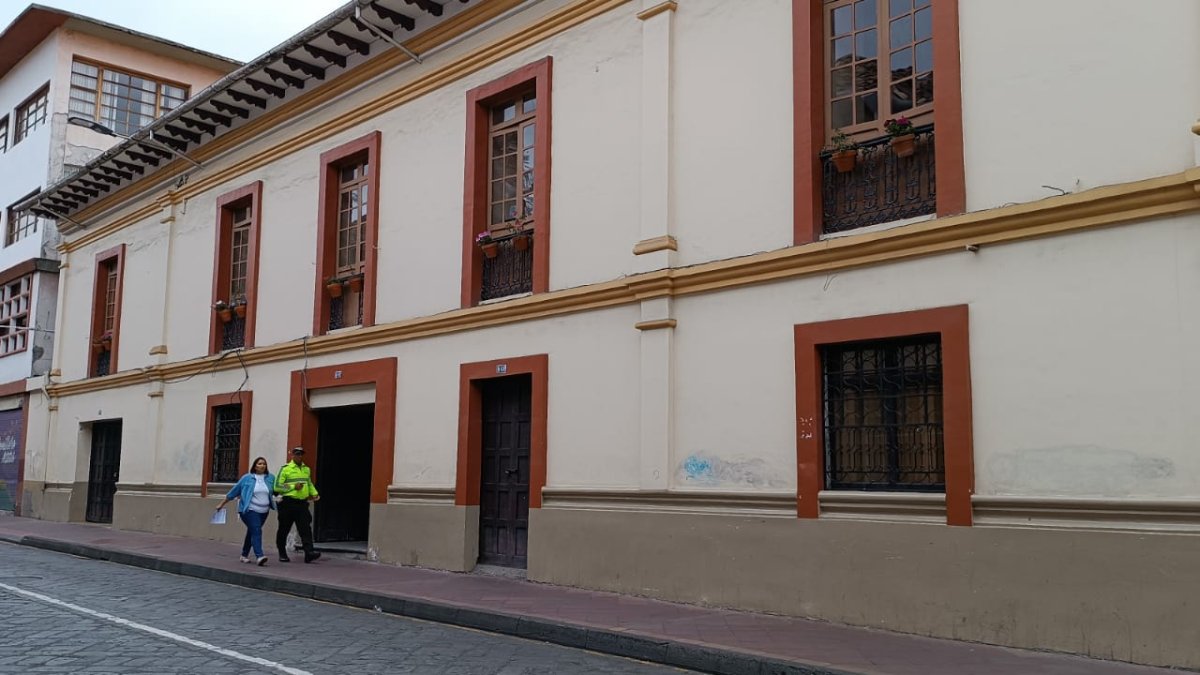 Imagen referencial. La Comandancia de la Policía queda a pocas cuadras de donde se registró el asalto al consultorio médico, en el centro de Cuenca.