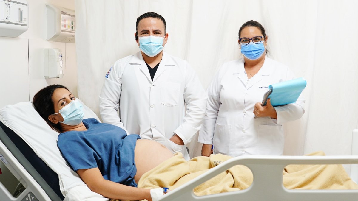 EL cónyuge o conviviente, y los hijos menores de 18 años del afiliado pueden gozar de los servicios de salud.