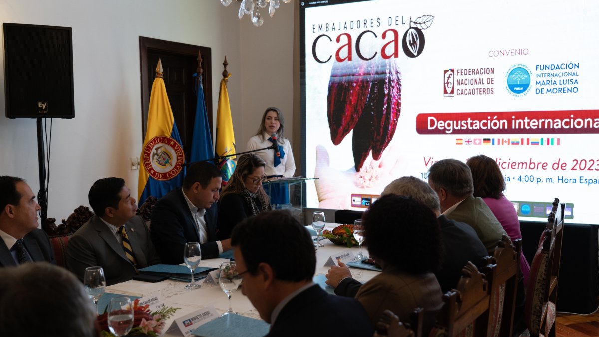 Evento. La charla en la Embajada de Colombia en la ciudad de Quito.