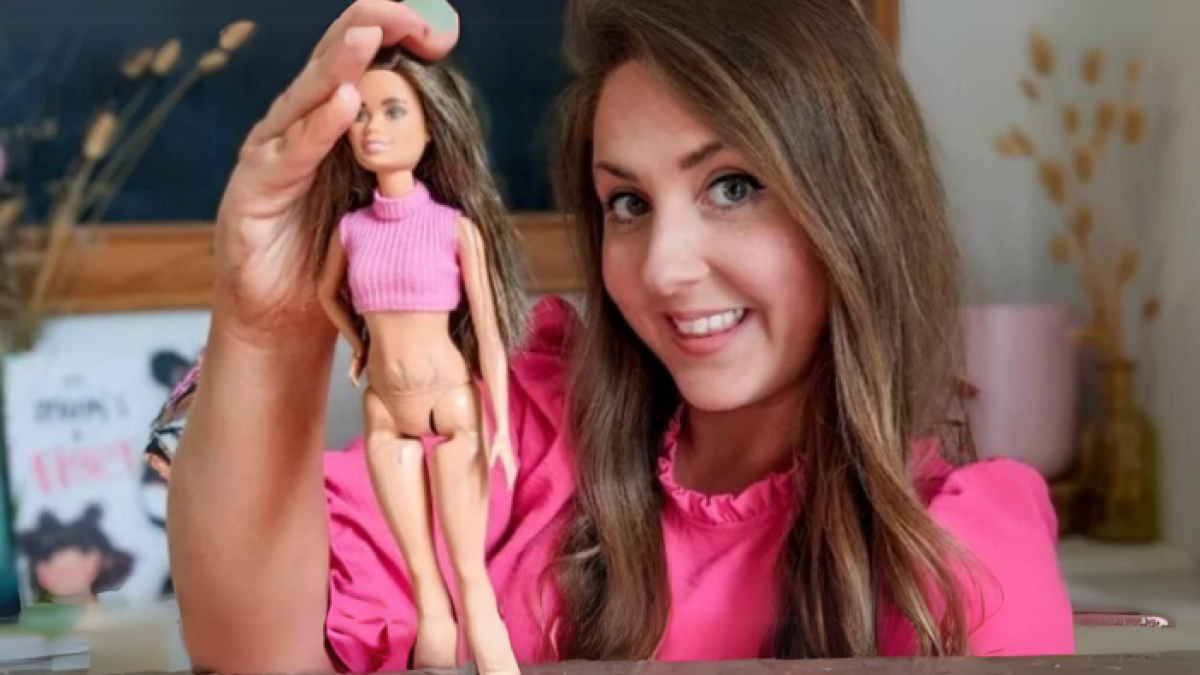Kate Claxton, diseño una muñeca Barbie con estrías.