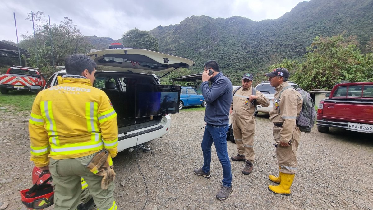 Bomberos de Cuenca trabajan en la zona para controlar el fuego.