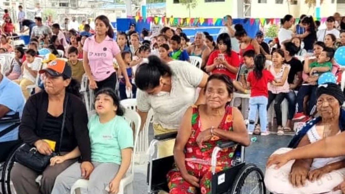 Programa. La ONG entregó pañales a los adultos mayores.