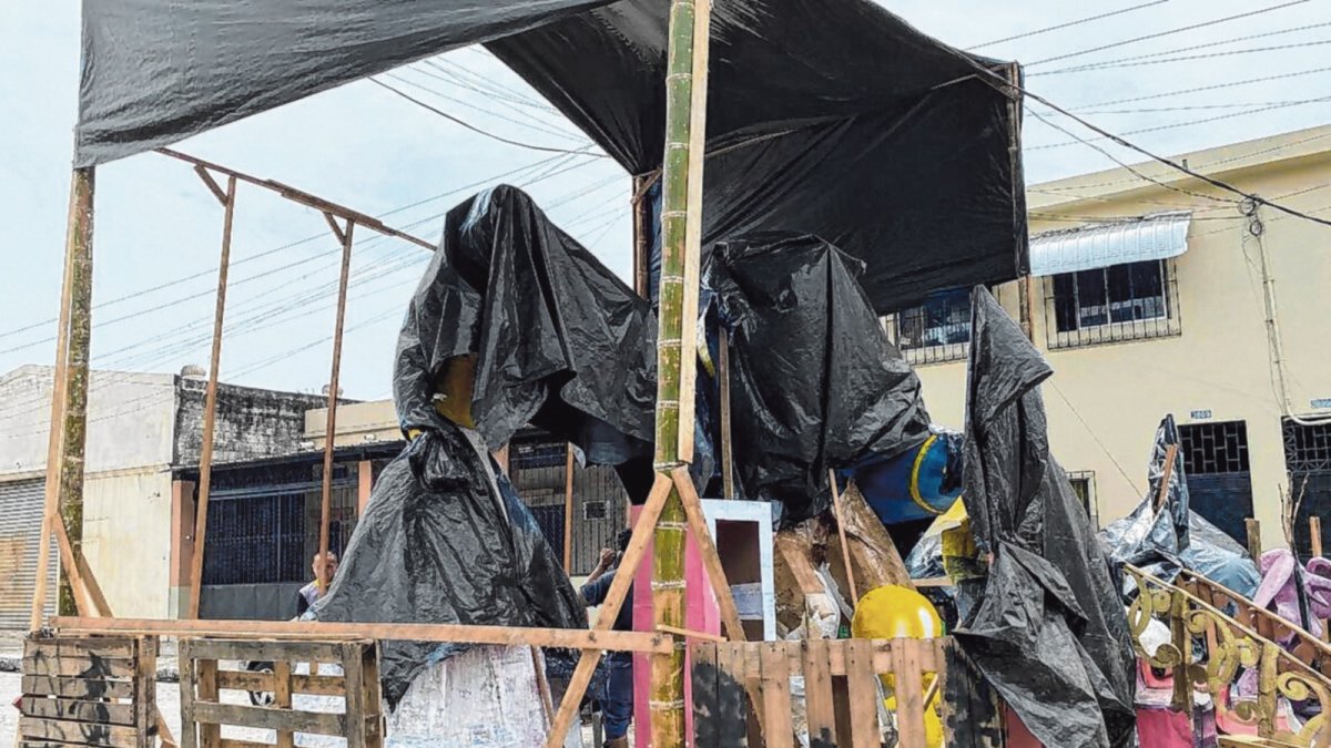 Cuidado. Las figuras quedan cubiertas por metros de plástico.