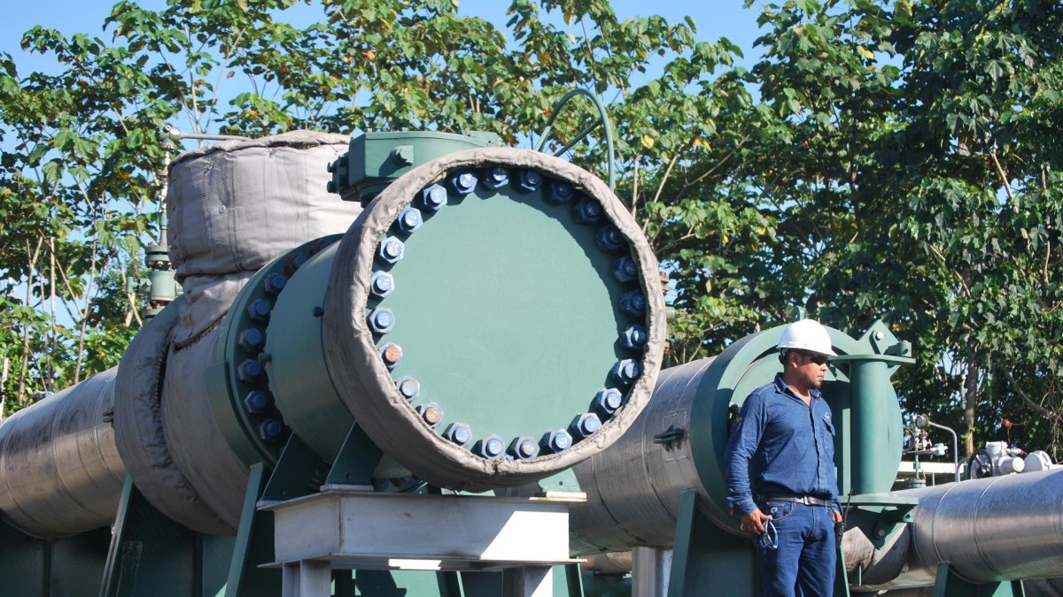 Un trabajador de la estatal Petroecuador durante su jornada laboral en el Bloque 43-ITT.