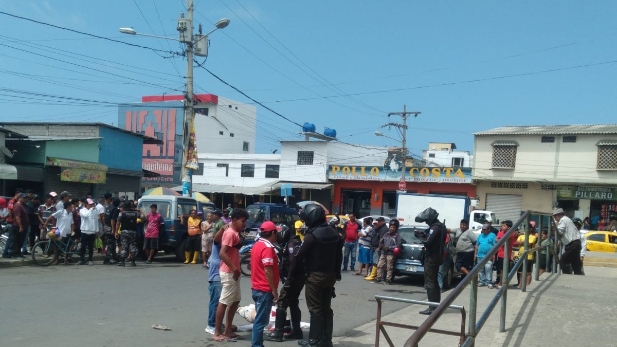 El comerciante quedó tendido sobre la vía, a un costado del mercado de La Libertad.