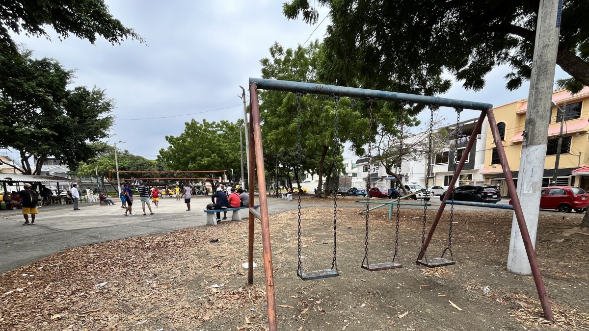 Sin mantenimiento. Los típicos juegos infantiles están oxidados, decolorados y con heces fecales de animales, en La Garzota.