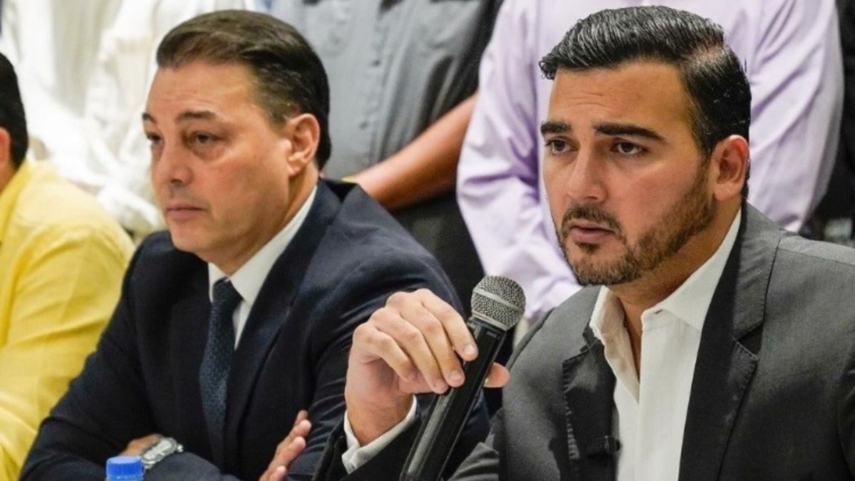 Antonio Álvarez (d) asumió la presidencia de Barcelona, tras el periodo de Carlos Alfaro Moreno (i).