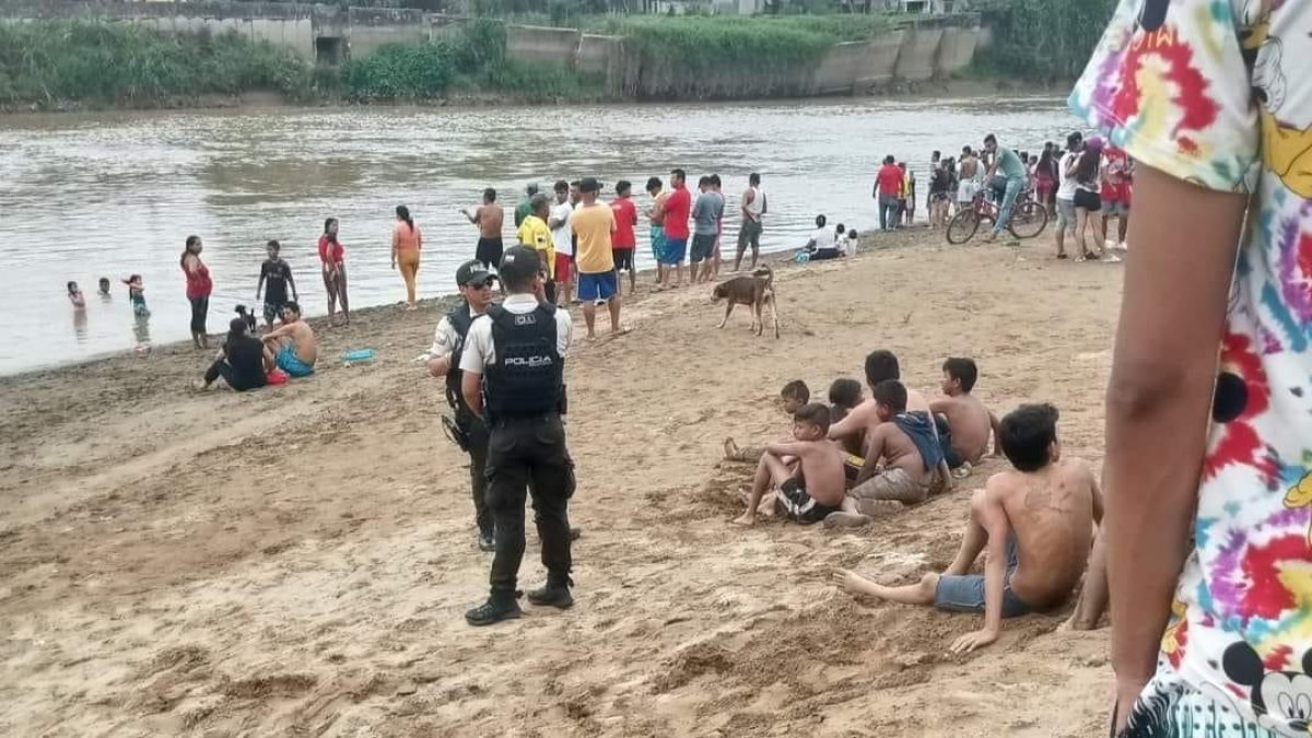 La niña se hundió, aparentemente, por ayudar a otro menor de edad en el afluente.