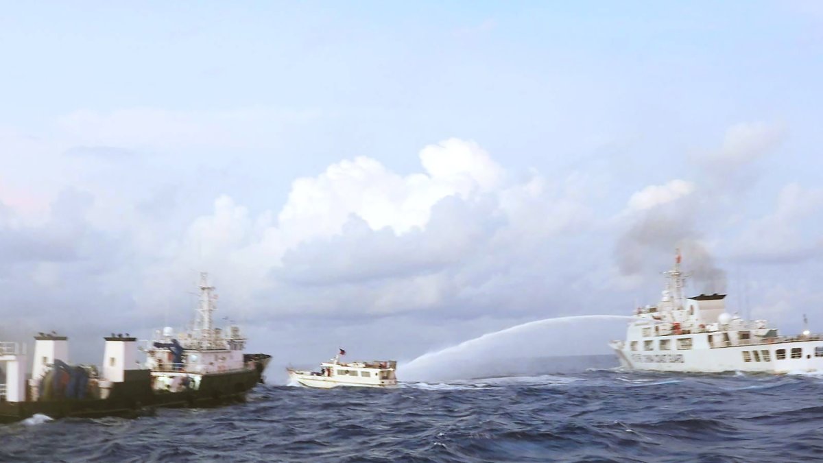 Un barco de la Guardia Costera China (D) disparando cañones de agua contra un barco de suministro operado por la Armada de Filipinas (M/L Kalayaan) (C) en el disputado mar de China.