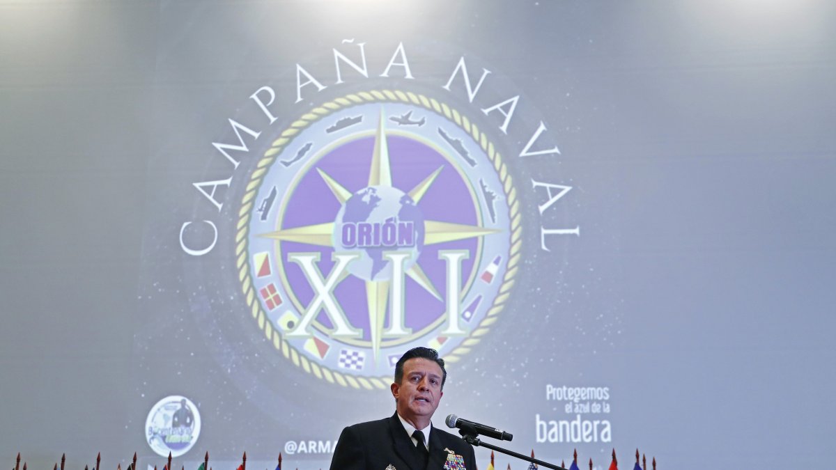 El comandante de la Armada, Almirante Francisco Hernando Cubides, habla durante una rueda de prensa, en Bogotá (Colombia), sobre la operación 'Orión XII'.
