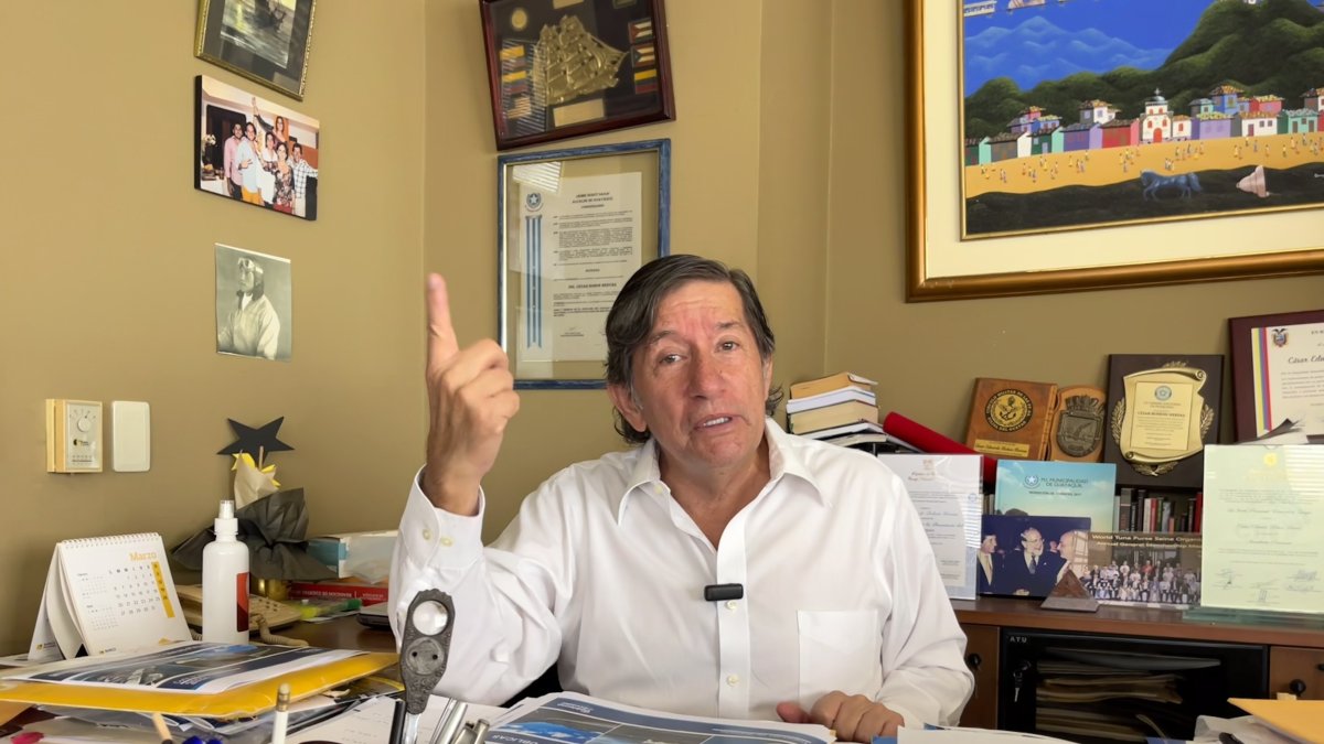 El ex ministro de Transporte y Obras Públicas, César Rohon, hablar sobre el plan vial del Ecuador.