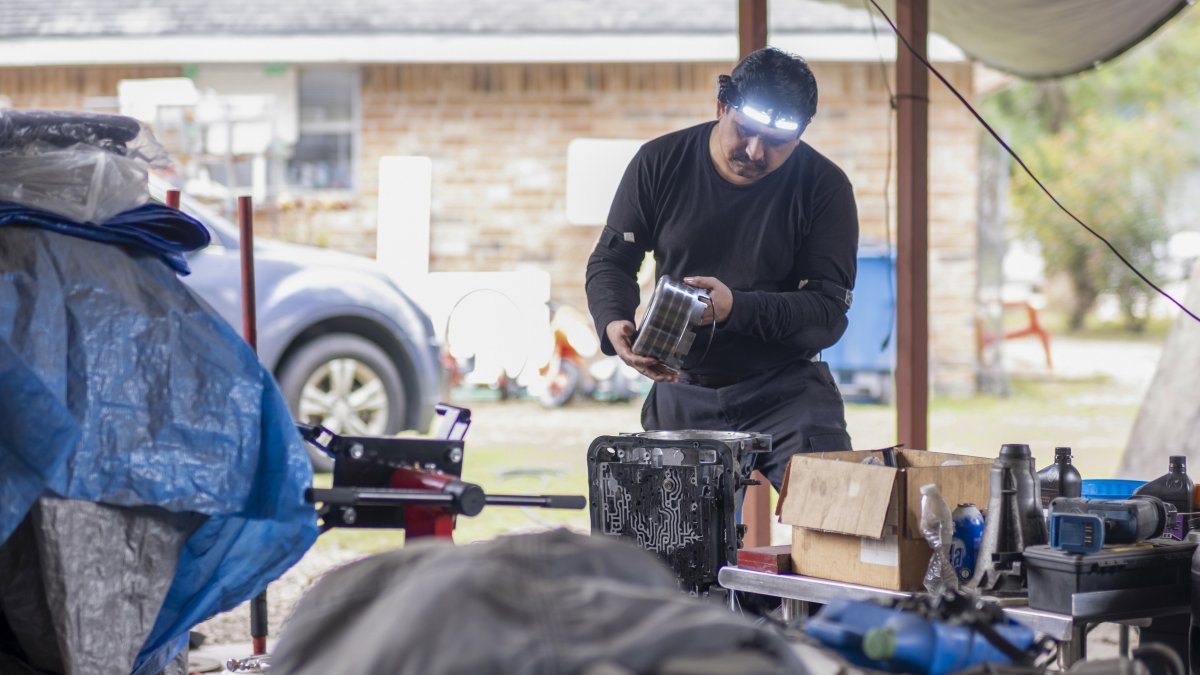 Gelasio Velázquez Saldierna, mecánico automotriz y natural de San Luis Potosí (México), trabaja en el taller informal que tiene en su domicilio, el 2 de diciembre de 2023, en Houston, Texas (EE.UU.).