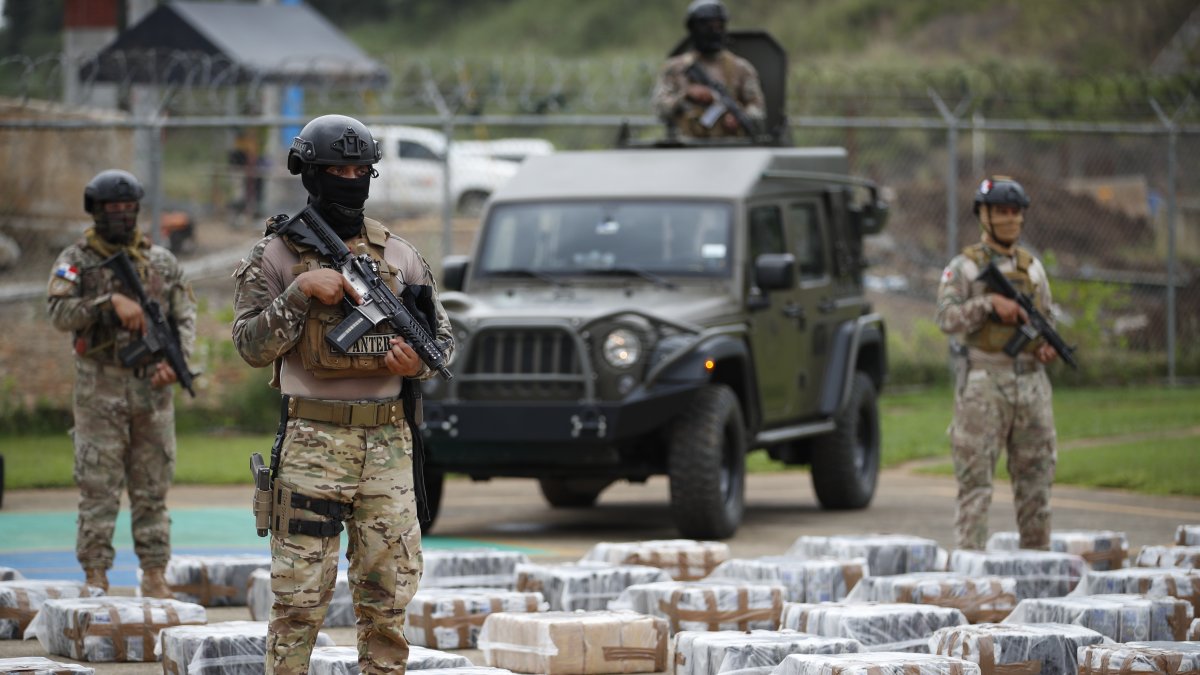Incautación. Policías panameños muestran la droga decomisada.
