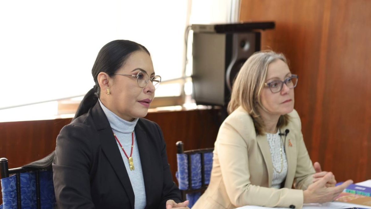 La funcionaria pide una reparación económica y el retiro de los derechos políticos de Aguilar.