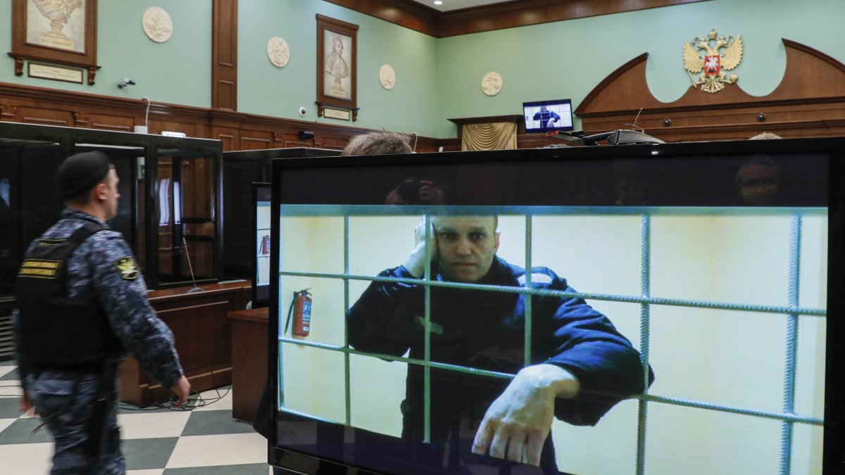 El líder de la oposición rusa, Alexei Navalny, es mostrado a través de un monitor de televisión en una conexión con la prisión en Pokrov, en la región de Vladimir.