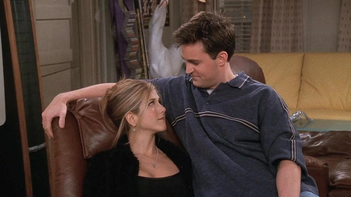Jennifer Aniston y Matthew Perry durante una escena del programa Friends, uno de los seriados más emblemáticos de la televisión de los años 90.