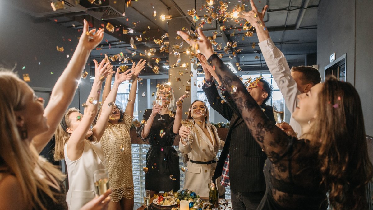 Celebración.- La típicas fiestas de Navidad y Fin de Año que se realizan en las empresas.