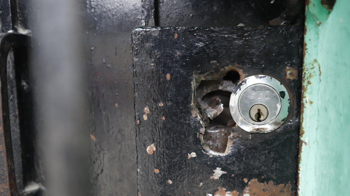 El grupo de sicarios destruyó la chapa de la puerta para acceder al domicilio y asesinar a quienes estaban en el interior.