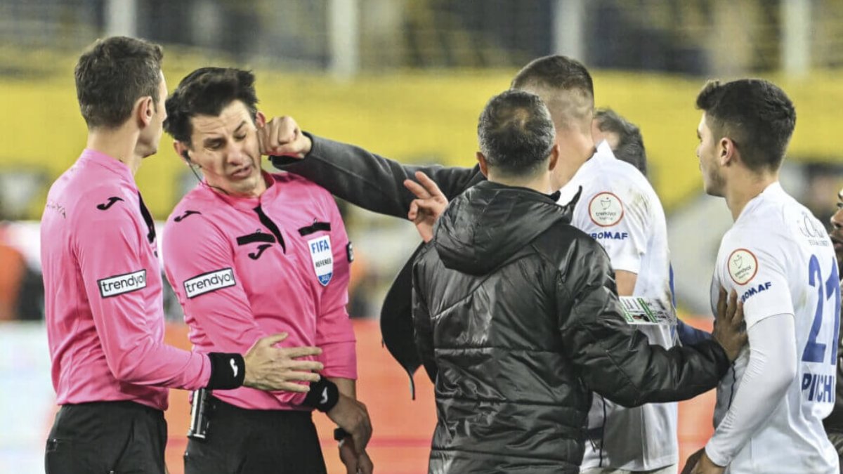Brutal agresión en Turquía, el presidente de un club golpea al arbitro central