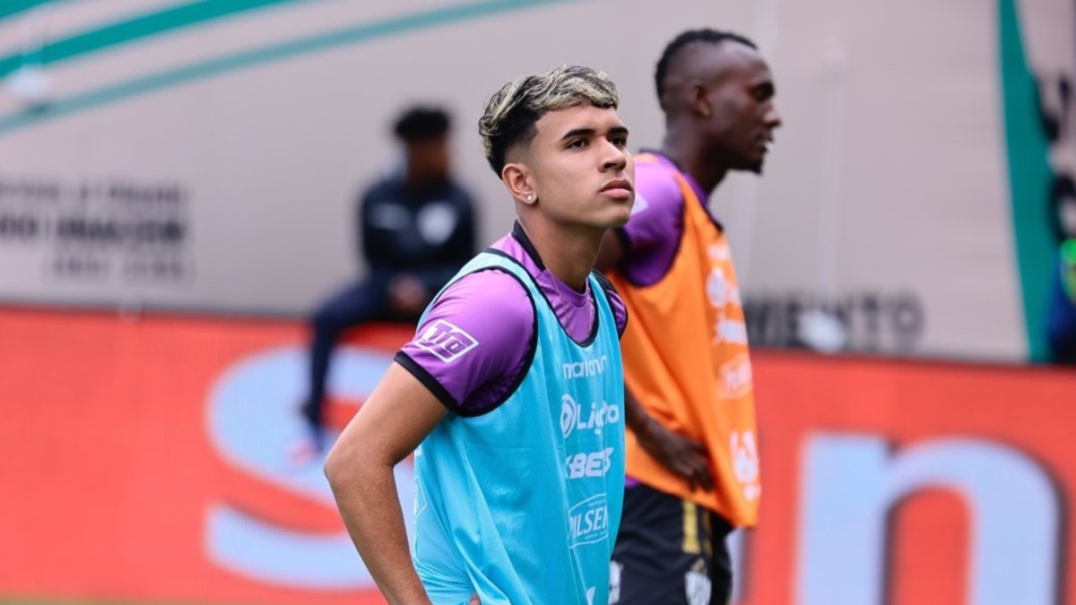 Algunos jugadores buscan cambios de look. Es el caso de Kendry Páez, que ahora luce reflejos rubios.