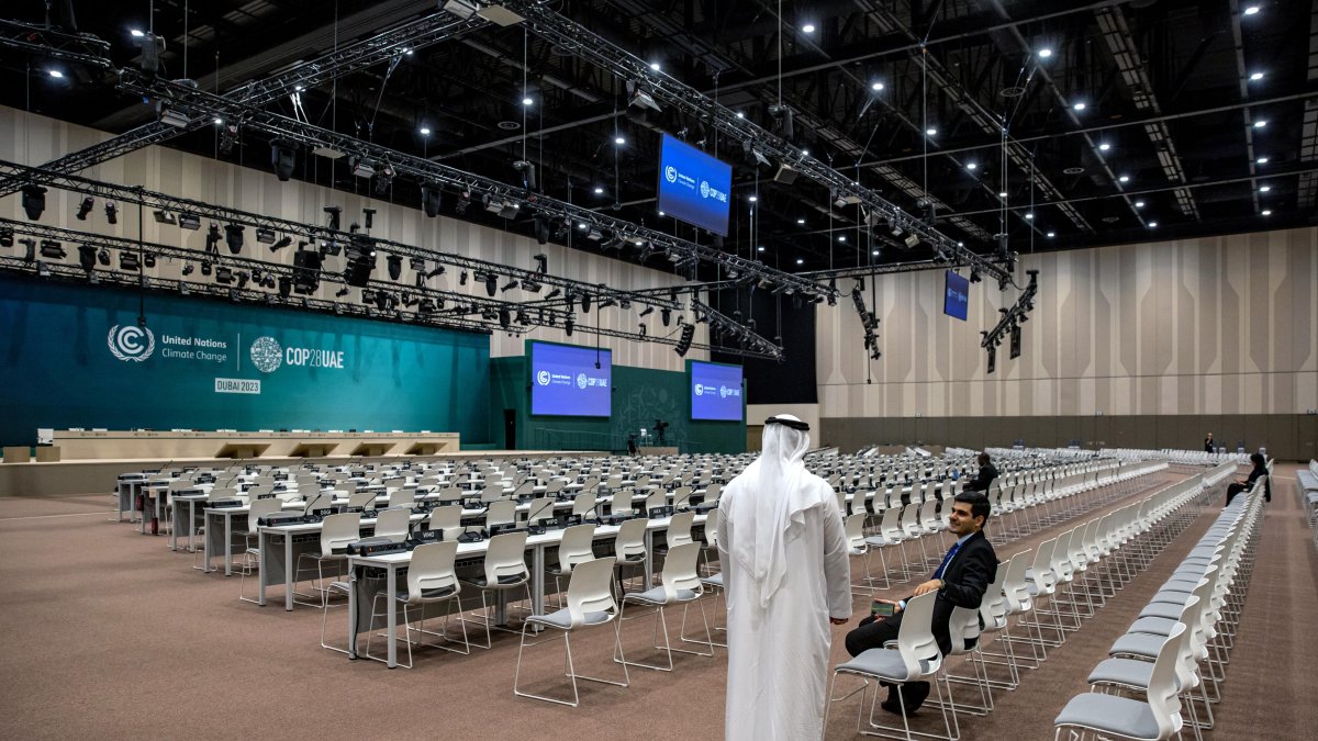 Dubái. Dos participantes esperan el inicio de plenaria durante la COP28.