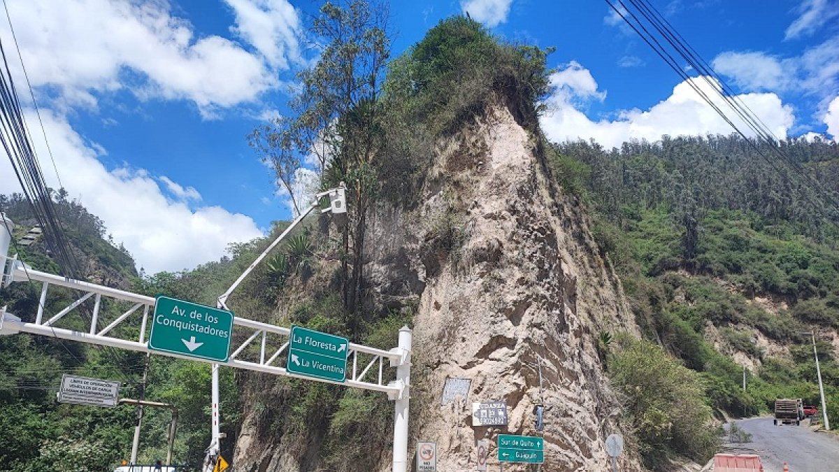 Trabajo. Sigue el peinado y la colocación de material geomanto en el sitio.