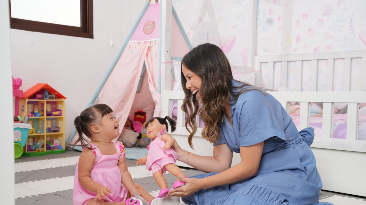 Belén Bonnard junto a su hija Ana Victoria, y la muñeca Bebé Victoria 2.0