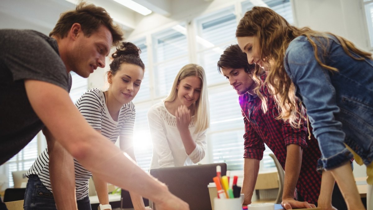 Proyectos. Un grupo de jóvenes trabaja en una propuesta de un plan.