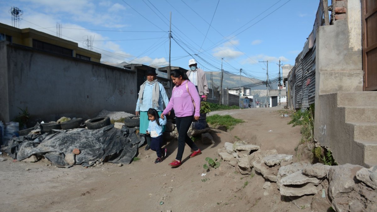Situación. Piedras y tierra se acumulan en esta calle de la urbe. Los vecinos piden una pronta intervención.