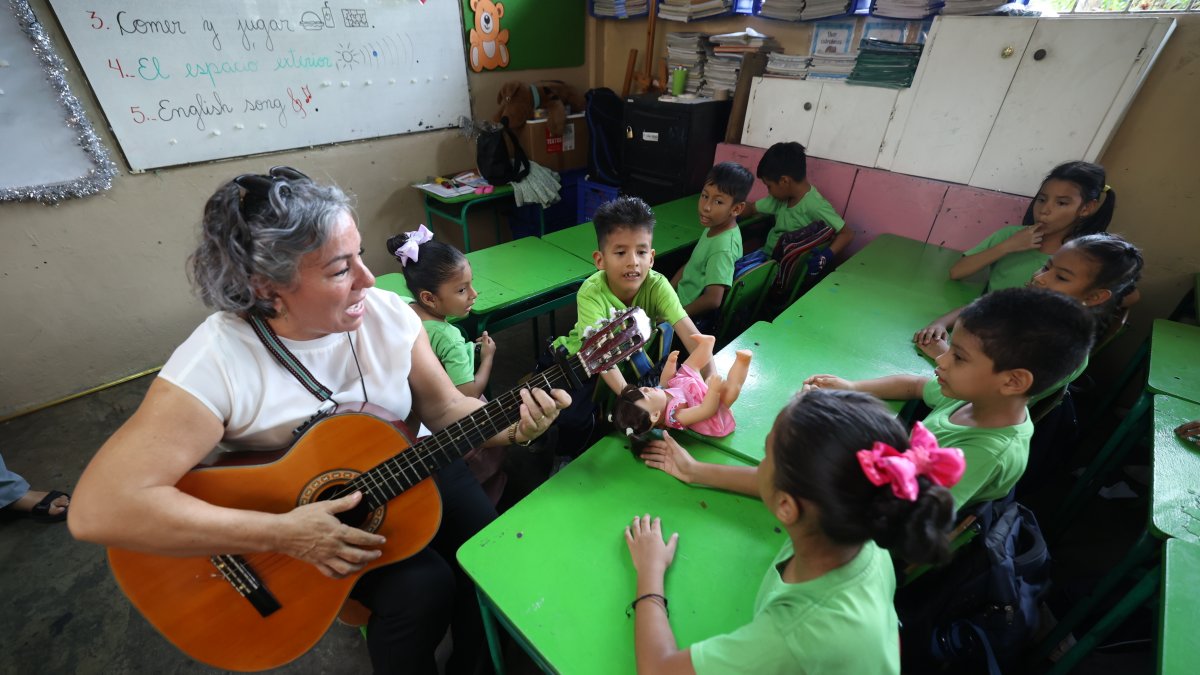 Maestra. Verónica Salazar, máster en Educación, compuso una canción para personas con discapacidad.