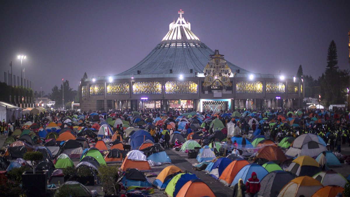 Miles de fieles católicos pasaron la noche en el atrio de la Basílica de Guadalupe, en el 492 aniversario de la aparición de la Virgen de Guadalupe a San Juan Diego hoy, en Ciudad de México (México).