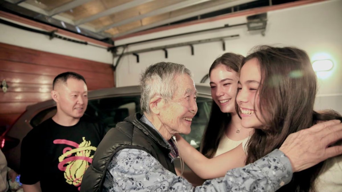 El expresidente Alberto Fujimori luego de su salida de prisión saluda con familiares cercanos.