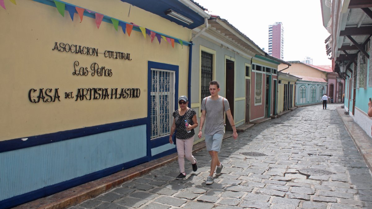 Calle. La Numa Pompilio Llona es la vía que atraviesa a Las Peñas. Una calle histórica en la que, a juicio de los guayaquileños, valdría la pena habilitar hoteles, cafeterías y bares