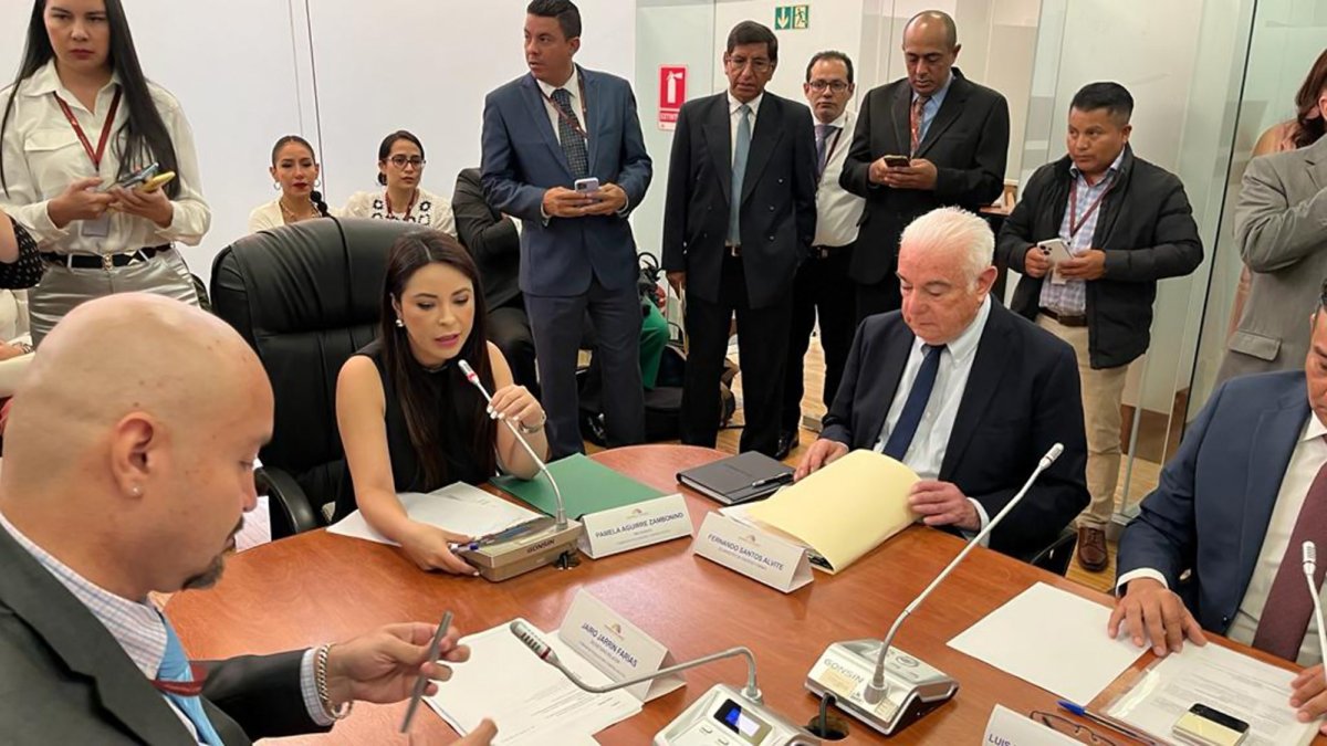 Interpelado. El exministro de Energía, Fernando Santos, ya acudió a la Comisión de Fiscalización, pero fuera de la formalidad de un juicio político.