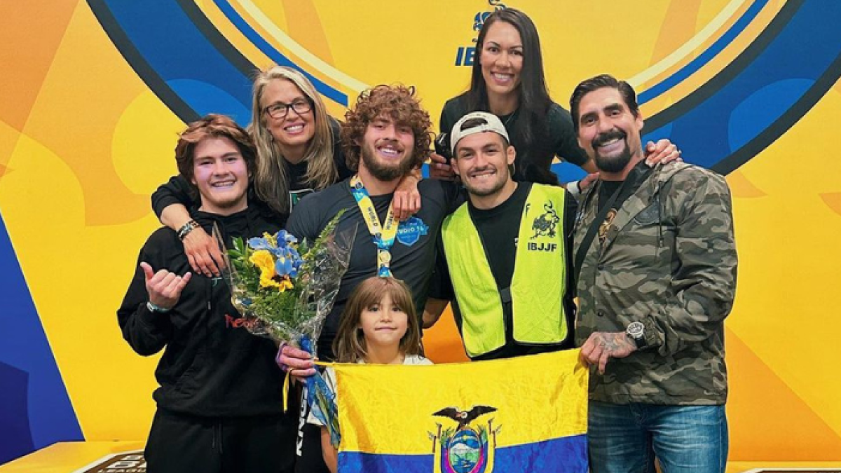 Roberto celebró la medalla de oro junto a su familia.