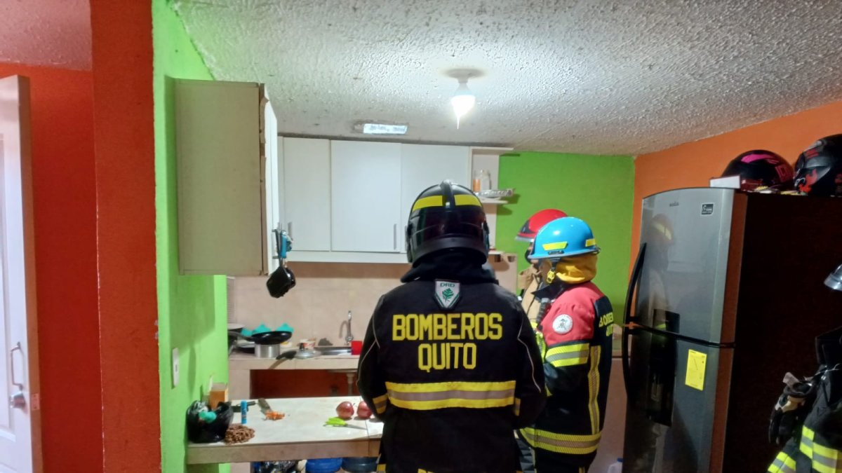 Miembros del Cuerpo de Bomberos ingresó a la vivienda para evacuar a los heridos