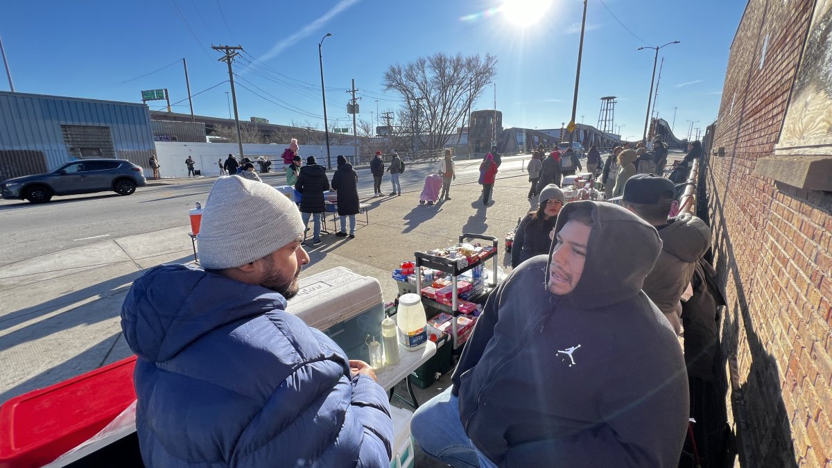 Vendedores ambulantes disponen sus mesas para vender sus productos en las afueras de un albergue, el 12 de diciembre de 2023, en la ciudad de Chicago, Illinois (EE.UU.).