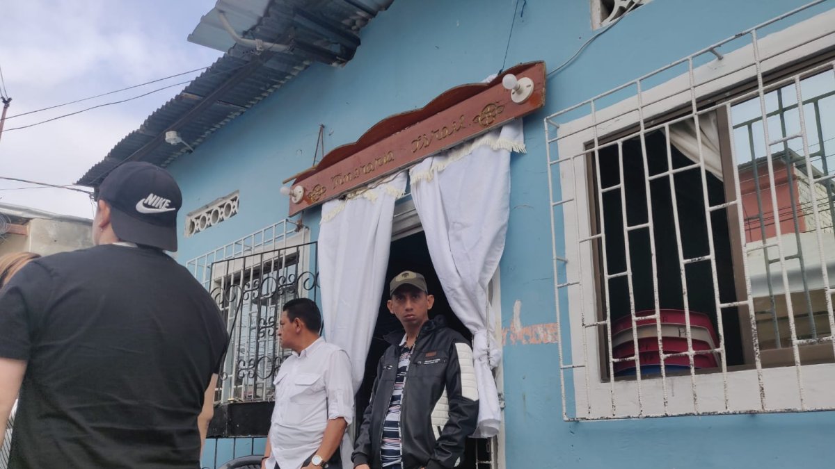 Los menores que fueron asesinados por un grupo de sicarios fueron velados en su domicilio, en el Guasmo Sur.