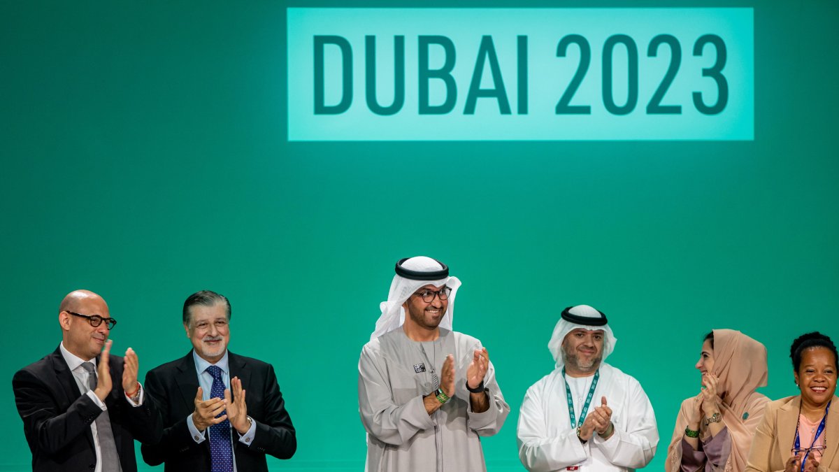 La presidencia de la COP28, en Dubái, aplaude el acuerdo alcanzado, este miércoles 13 de diciembre de 2023.